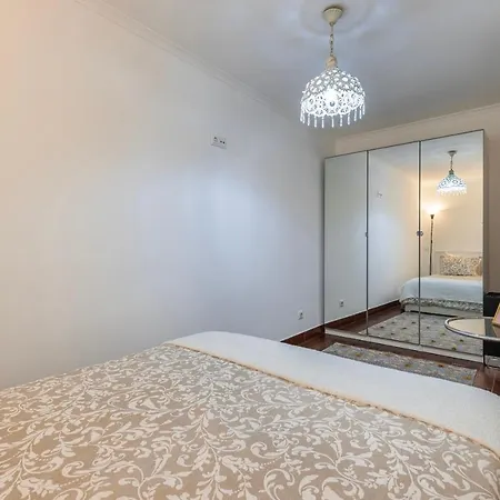 Lovely Patio Getaway In 리스본