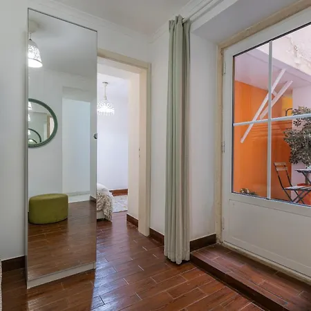 Lovely Patio Getaway In 리스본