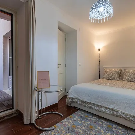 Lovely Patio Getaway In 아파트 *