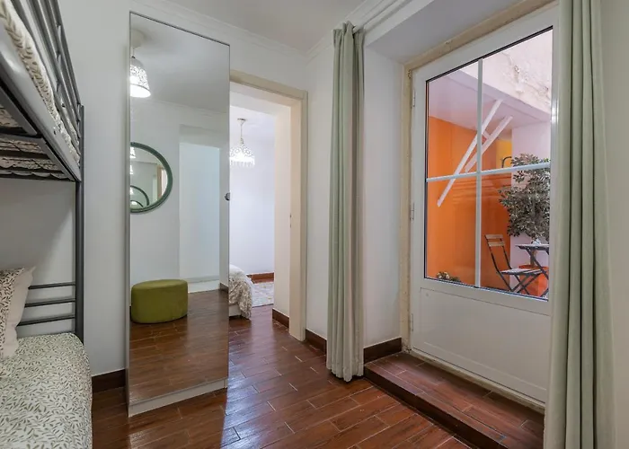 Lovely Patio Getaway In Lizbona