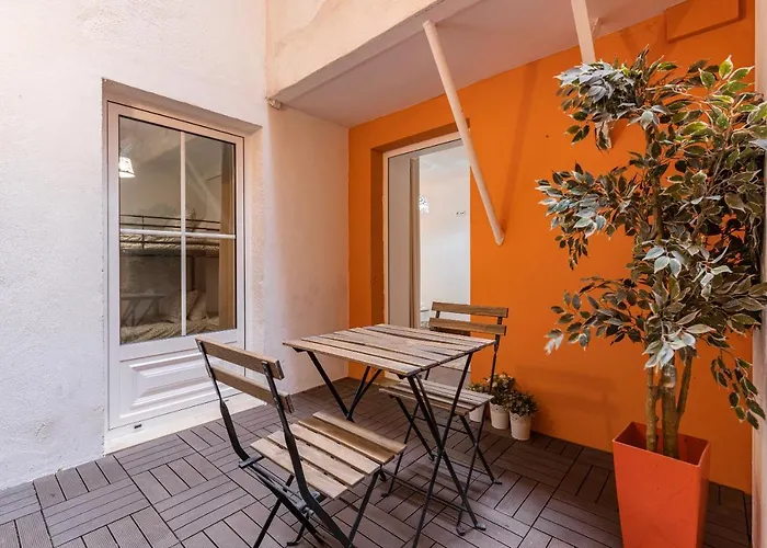 Lovely Patio Getaway In Apartament