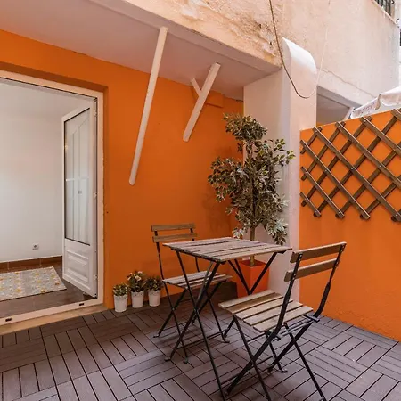 Lovely Patio Getaway In Apartament Lizbona